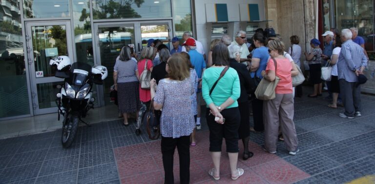 13η σύνταξη: Πιστώνονται τα χρήματα