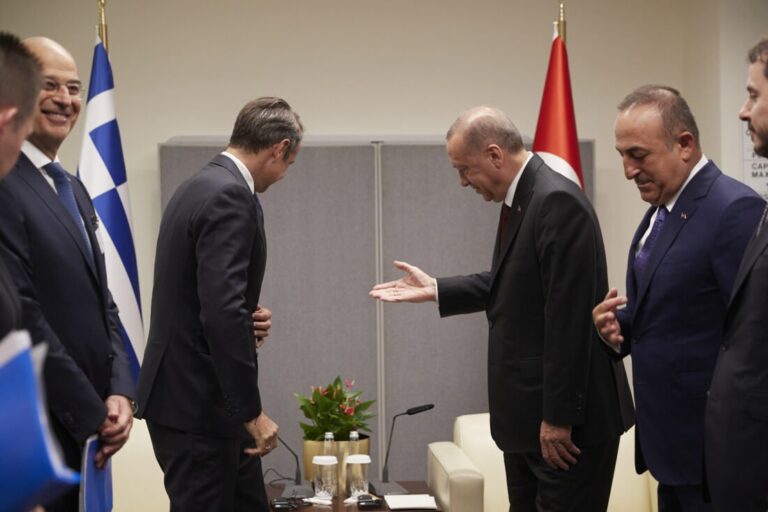 Ο Ερντογάν αρνήθηκε να καθίσει στο ίδιο τραπέζι με τον Μητσοτάκη – Η απάντηση της ελληνικής κυβέρνησης