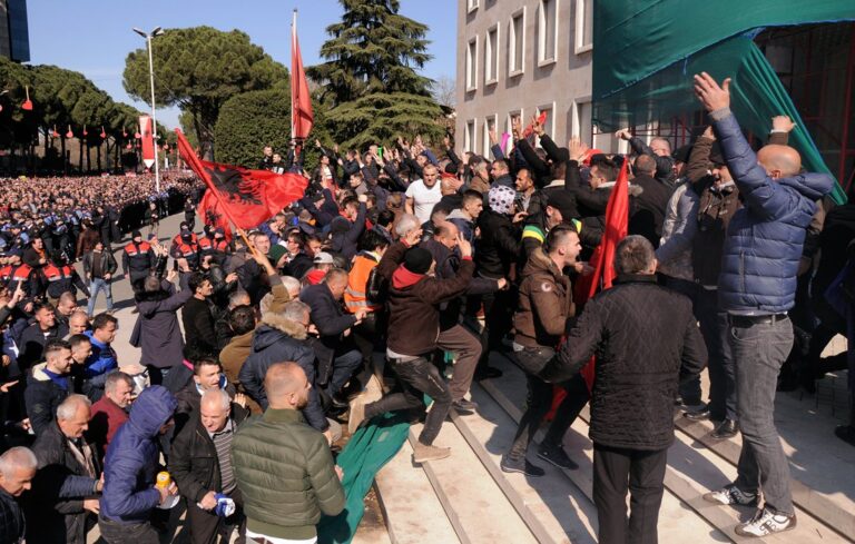 Στα άκρα η κατάσταση στην Αλβανία