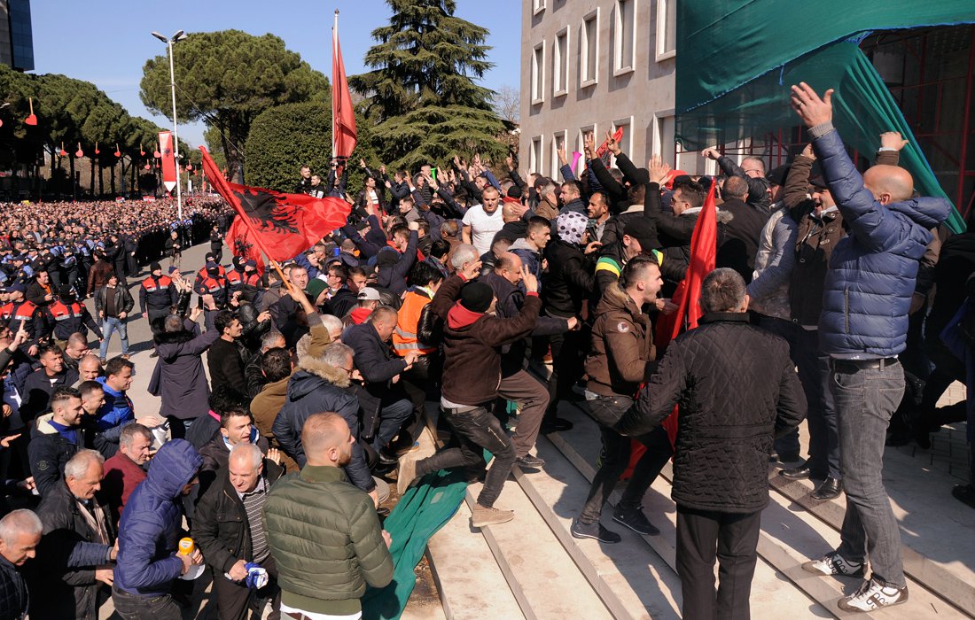 Στα άκρα η κατάσταση στην Αλβανία