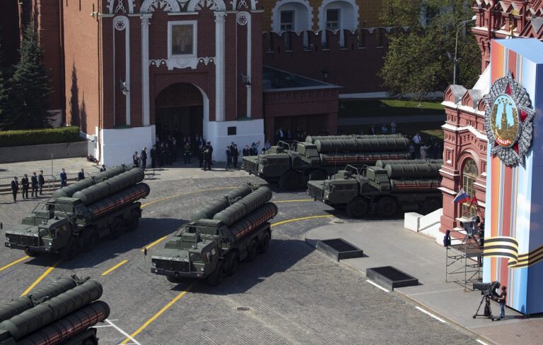Η Ρωσία στέλνει τους S-400 στην Τουρκία- Σκληρή κριτική των ΗΠΑ στην Άγκυρα