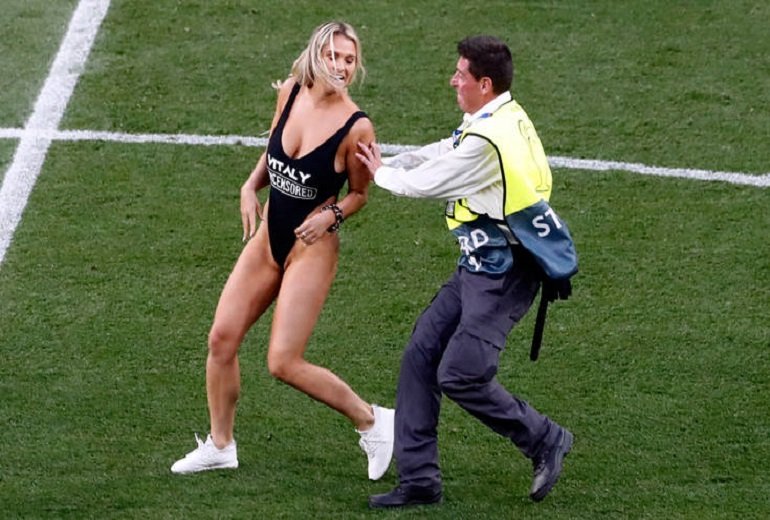 Η εισβολέας του τελικού του Champions League είναι ελεύθερη και ωραία