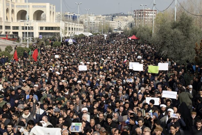 Κοσμοσυρροή στην Βαγδάτη για την κηδεία του ιρανού στρατηγού