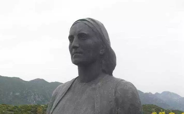 Μόσχω Τζαβέλλα: "Τι τα κοιτάτε τα σκυλιά;"