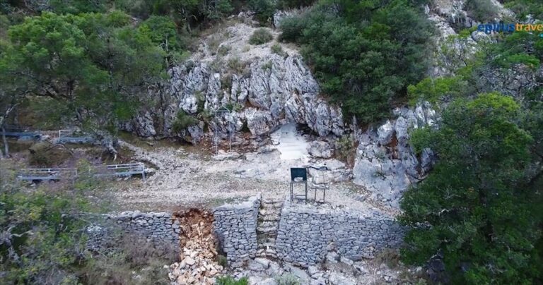 Αηδονιά Πρεβέζης: Ένα εκκλησάκι μέσα σε σπηλιά