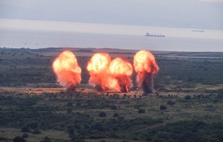 Εκρήξεις με φόντο διερχόμενα πλοία στα Δαρδανέλια σε άσκηση των Τούρκων