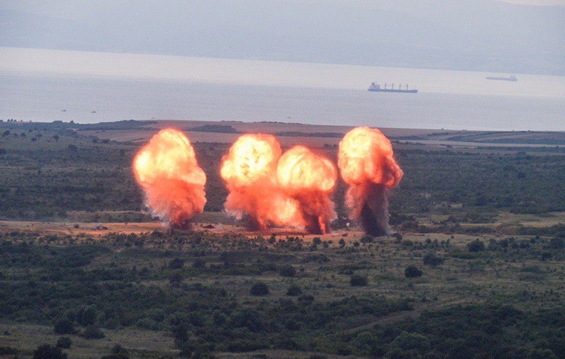 Εκρήξεις με φόντο διερχόμενα πλοία στα Δαρδανέλια σε άσκηση των Τούρκων