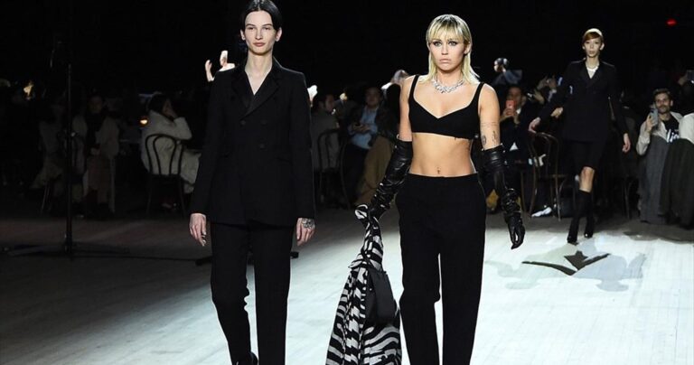 Η Miley Cyrus στην επίδειξη μόδας του Marc Jacobs