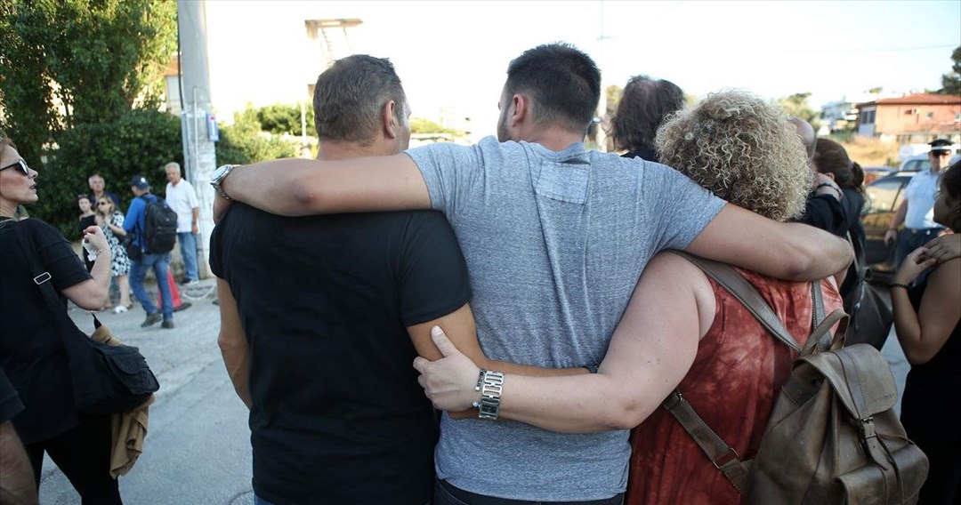 Μάτι: Αγκαλιασμένοι τίμησαν τα 102 θύματα της τραγωδίας