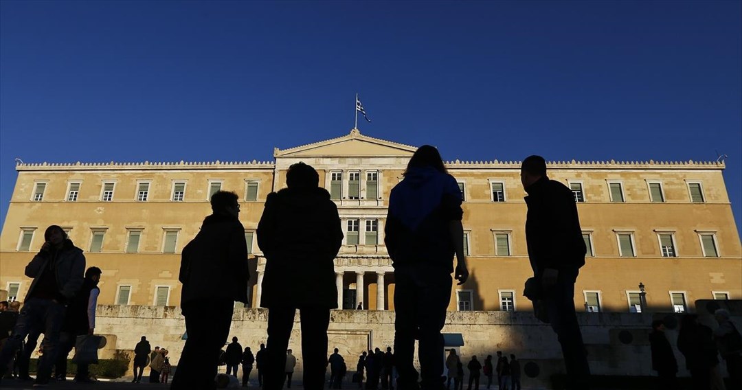 Μειωμένα φορολογικά έσοδα και αύξηση δαπανών «ροκανίζουν» το πλεόνασμα