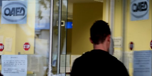 ΟΑΕΔ: Ποιοι δικαιούνται το τρίμηνο επίδομα των 720 ευρώ
