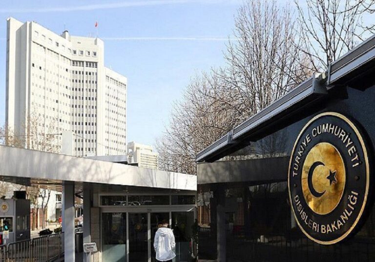 Οργισμένη η Τουρκία από την τριμερή