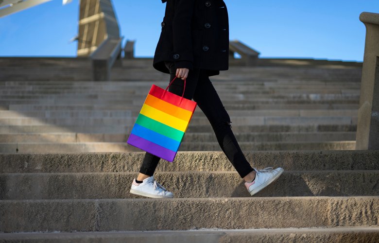 Σύντροφος πολιτικού αποκάλυψε ότι είναι bisexual