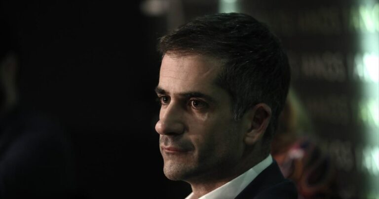 Συγκέντρωση αναρχικών έξω από ταβέρνα που βρίσκεται ο Κ. Μπακογιάννης