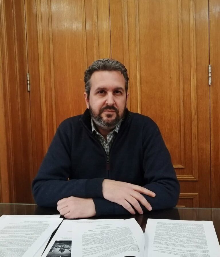 ΧΑΡΗΣ ΜΙΚΕΛΟΠΟΥΛΟΣ: "Δεν φιμώνουμε την τέχνη και το θέατρο"
