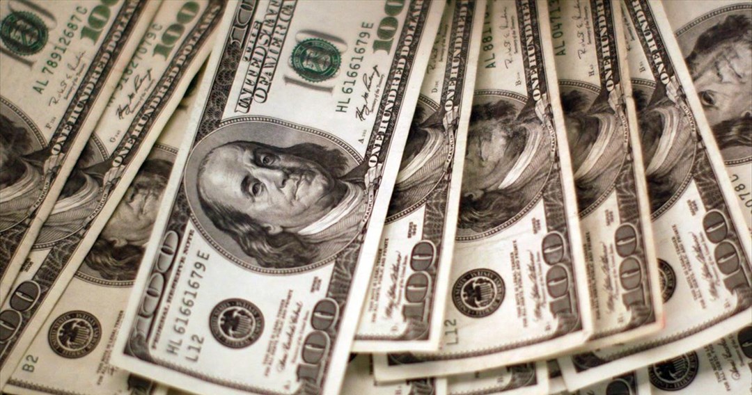 Το υποπόδιο του παππού έκρυβε σχεδόν 40.000 ευρώ