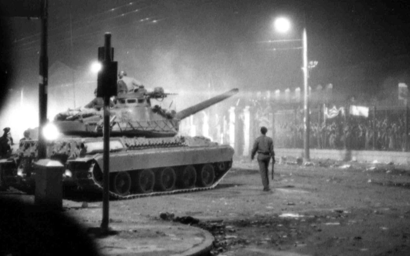 Η εισβολή του τανκ στο Πολυτεχνείο μέσα από τα μάτια του οδηγού του άρματος μάχης