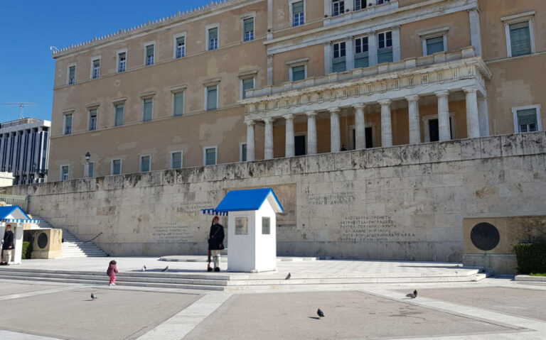 Τι σημαίνουν οι τοποθεσίες που είναι σμιλευμένες στο μνημείο του Άγνωστου Στρατιώτη