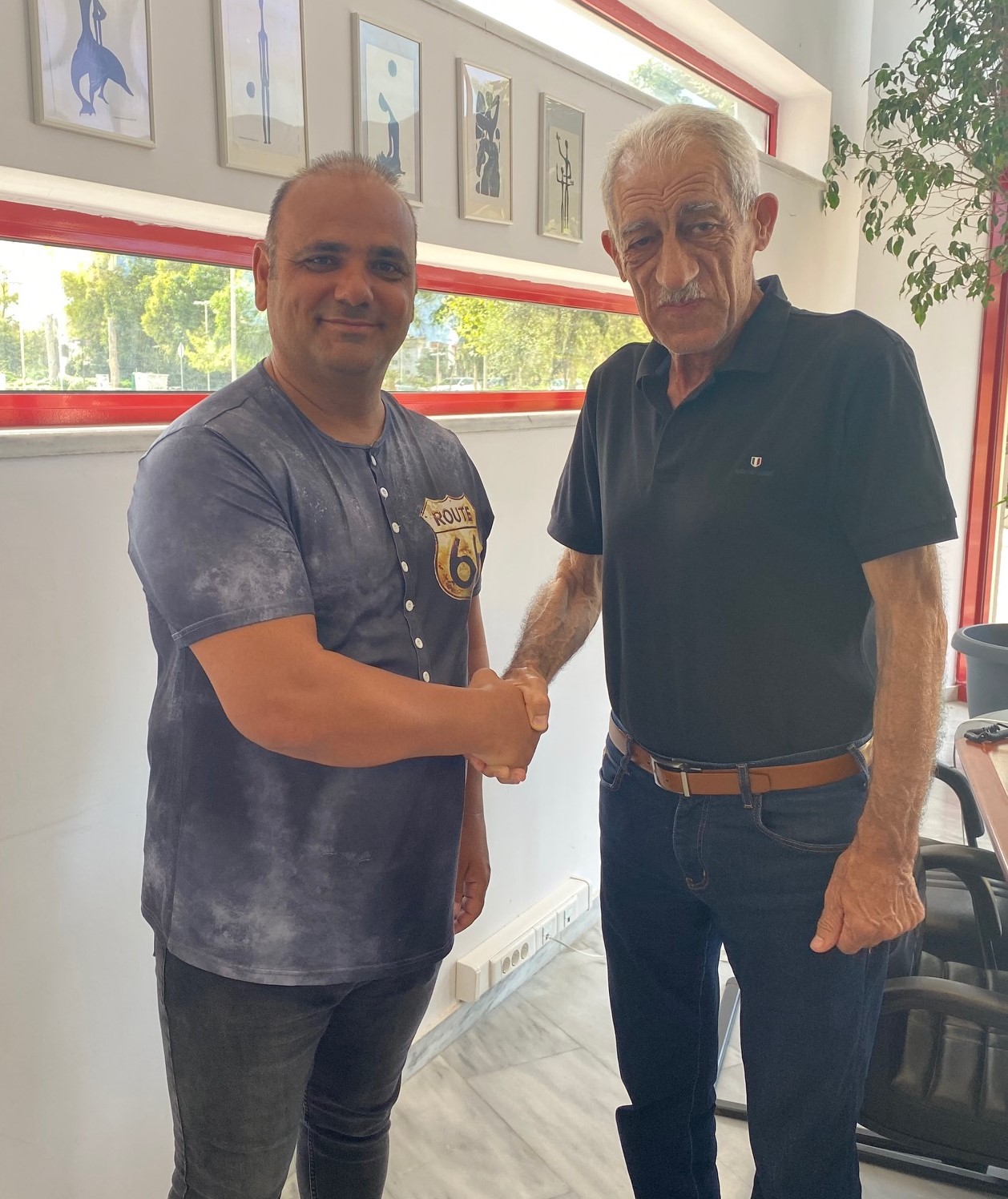 Ο Τόνυ Ανυφαντής στηρίζει Γιάννη Λυμπέρη!