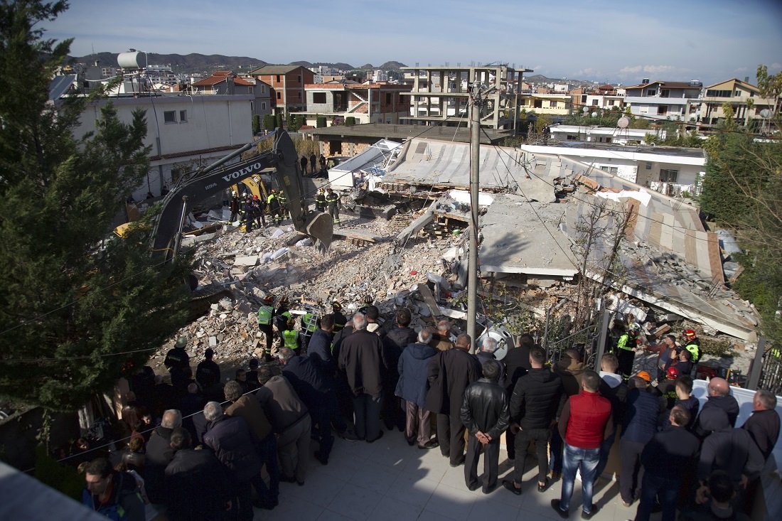 Οι διασώστες ανακάλυψαν 10 πτώματα